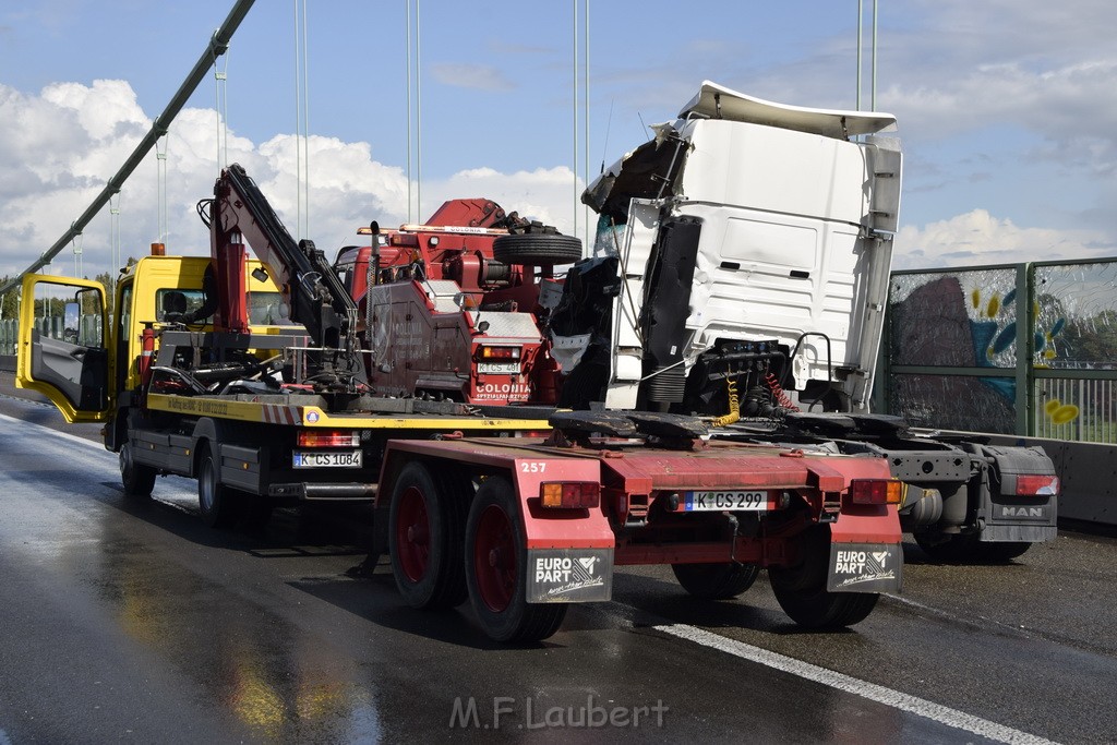 Schwerer LKW VU PKlemm A 4 Rich Olpe auf der Rodenkirchener Bruecke P463.JPG - Miklos Laubert